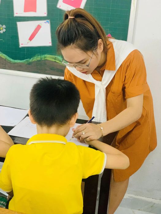 Học viên nhí say sưa luyện tập tại không gian sáng tạo của Cô Vi