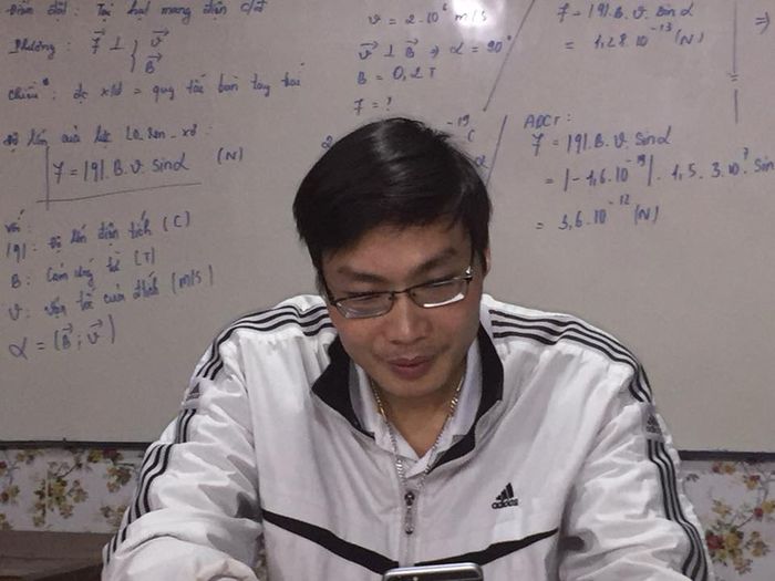 Hình ảnh lớp học thầy Tôn - môi trường lý tưởng để khám phá vật lý