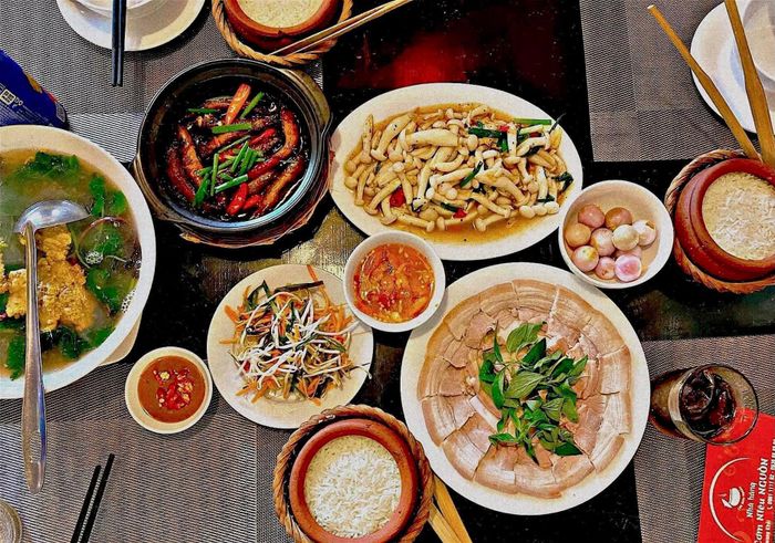 Không gian ấm cúng và mâm cơm niêu đậm chất Huế tại Cơm niêu Nguồn