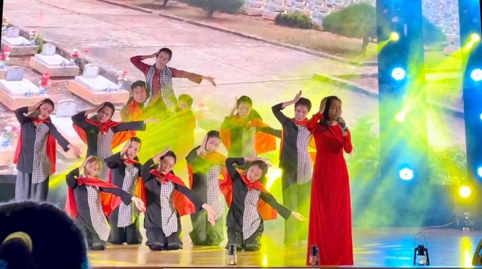 Trang phục biểu diễn Hoàng Quân - Hình ảnh 1
