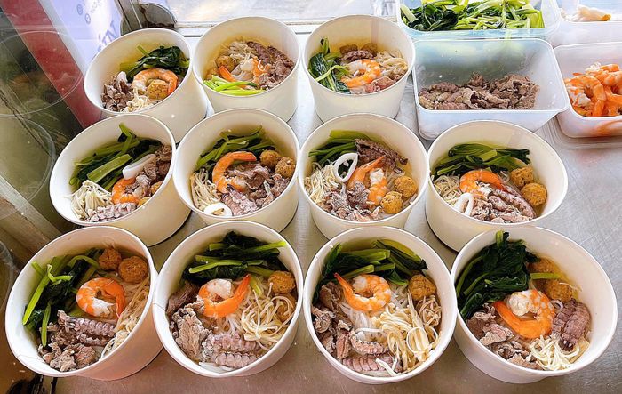 Hình ảnh tô bún Thái hải sản thơm ngon tại BeeYum