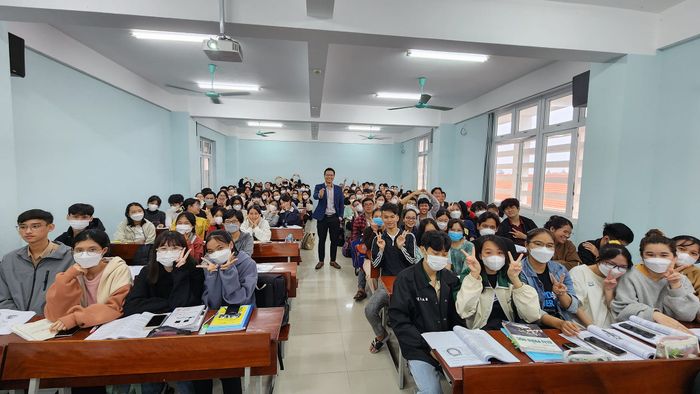 Hình ảnh lớp Sinh thầy Toàn - nơi ươm mầm những bác sĩ tương lai