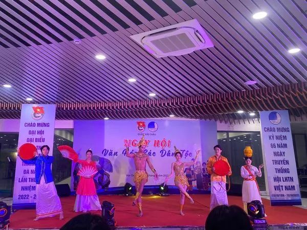 Trang phục biểu diễn Xuân Hòa - Hình ảnh 2