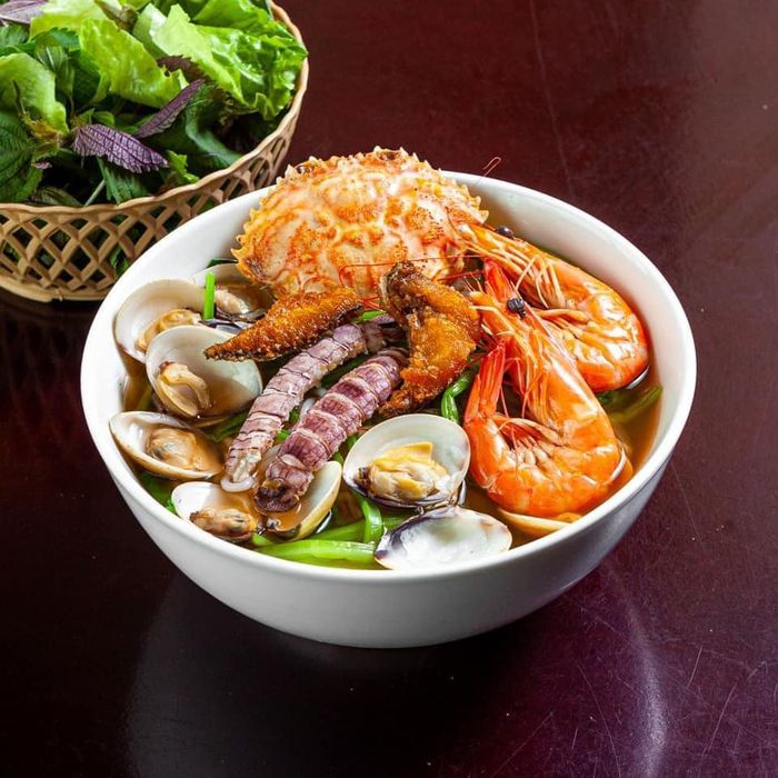Hình ảnh tô bún Thái hải sản thơm ngon tại Kim Mã