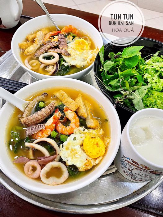 Hình ảnh tô bún hải sản hoa quả đầy màu sắc tại Tun Tun