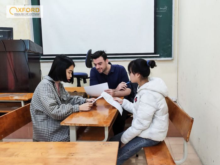 Oxford English UK là lựa chọn lý tưởng cho những ai muốn học tiếng Anh một cách bài bản và hiệu quả. Với đội ngũ giảng viên bản ngữ, trung tâm mang lại môi trường học tập đẳng cấp quốc tế, giúp học viên tự tin giao tiếp và đạt kết quả tốt trong các kỳ thi tiếng Anh quốc tế.