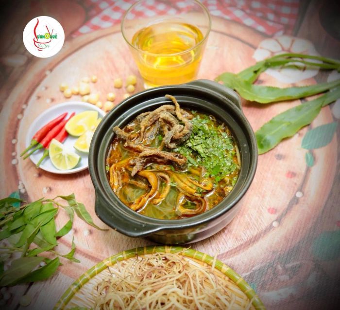 Món súp lươn bánh mướt đặc trưng tại Lươn O Quế