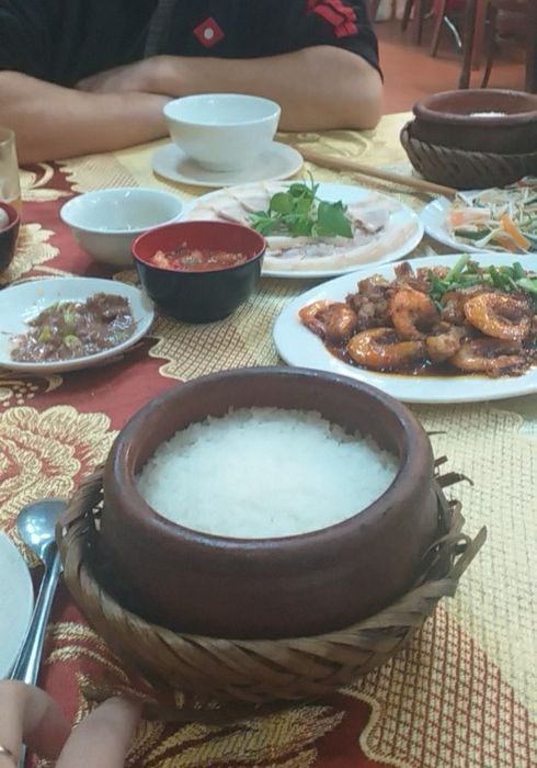 Hình ảnh ấn tượng về mâm cơm niêu đặc trưng tại Cơm niêu Cá Bống