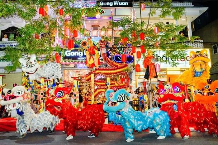 Khoảnh khắc ấn tượng trong màn biểu diễn đầy màu sắc của Đoàn lân sư rồng Nhân Nghĩa Đường