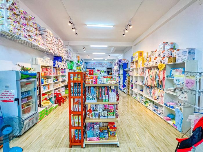 Góc trưng bày sản phẩm đa dạng tại Shop Mẹ và Bé Chip Chip