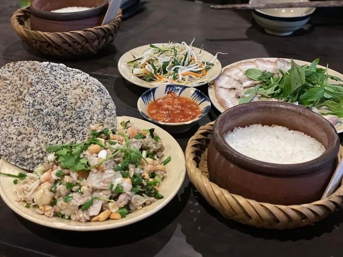 Không gian ấm cúng mang đậm nét Huế xưa tại Cơm niêu Chạn