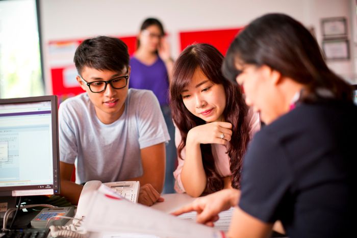 British Council luôn là lựa chọn lý tưởng cho những ai tìm kiếm một môi trường học tập chất lượng, nơi học viên có thể rèn luyện tiếng Anh toàn diện từ phát âm đến kỹ năng giao tiếp. Trung tâm cung cấp một không gian học tập chuyên nghiệp, với đội ngũ giảng viên bản ngữ giàu kinh nghiệm.