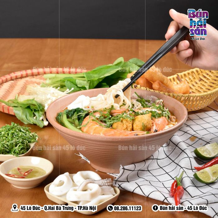 Hình ảnh tô bún Thái hải sản thơm ngon tại 45 Lò Đúc