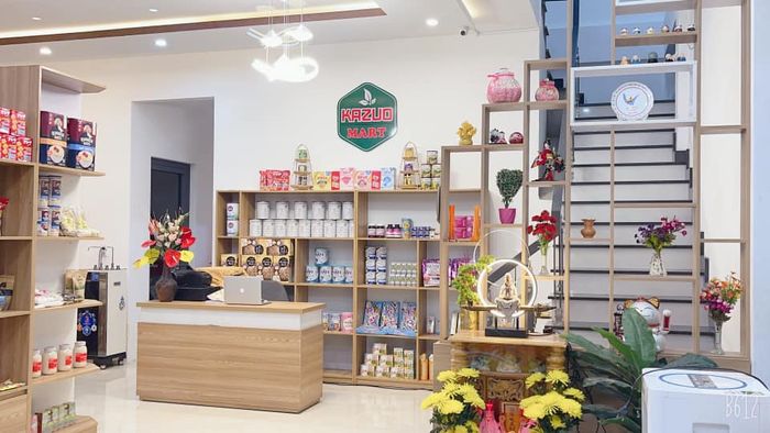 Góc trưng bày sản phẩm đa dạng tại Kazuo Mart