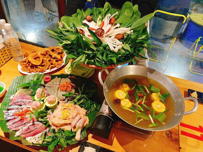 Lẩu Lòng Bò Lai Rai - Không gian ấm cúng cùng nồi lẩu bốc khói nghi ngút