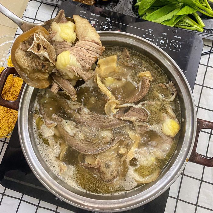 Lẩu Bò Batoa nhà Maica - Không gian ấm cúng với nồi lẩu bốc khói nghi ngút