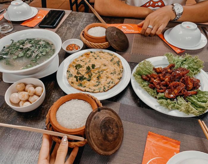 Hình ảnh những niêu cơm vàng ươm, thơm ngon tại Cơm niêu Nguồn