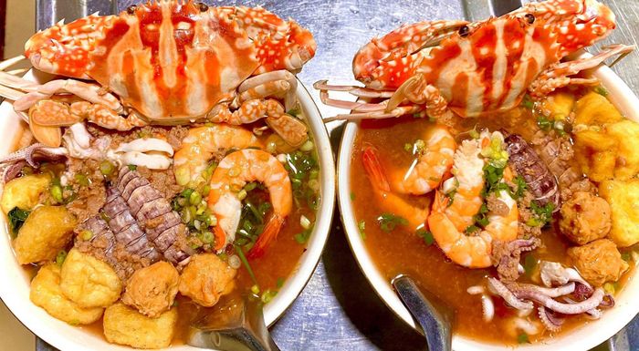 Hình ảnh tô bún hải sản thơm ngon tại Lân