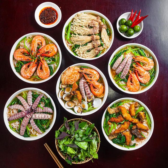 Hình ảnh tô bún hải sản thơm ngon tại Kim Mã