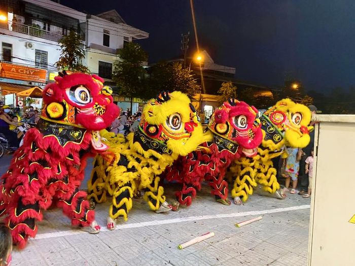 Hình ảnh đẹp mắt của Đoàn Nghệ Thuật Lân Sư Rồng Nam Vương trong một màn biểu diễn ấn tượng