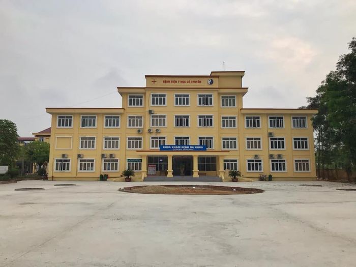 Hình ảnh khuôn viên xanh mát của Bệnh viện Y học cổ truyền Hà Nam