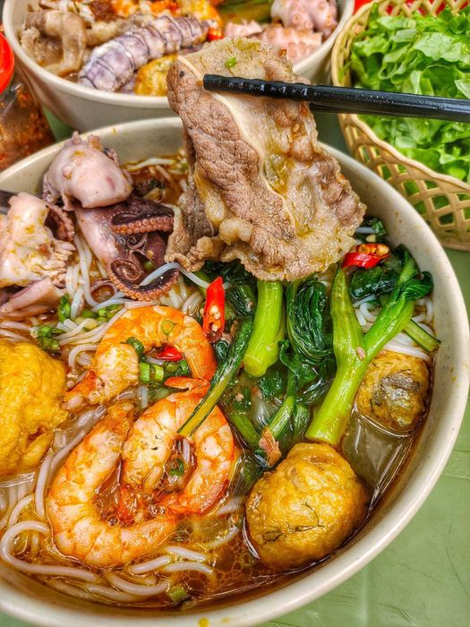 Hình ảnh tô bún Thái hải sản thơm ngon tại Lẩu Yumi