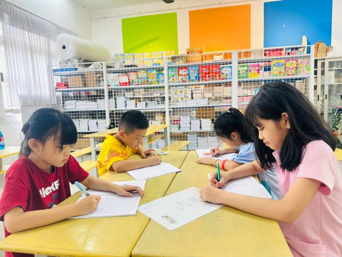Học viên say sưa luyện tập dưới sự hướng dẫn tận tình của giáo viên