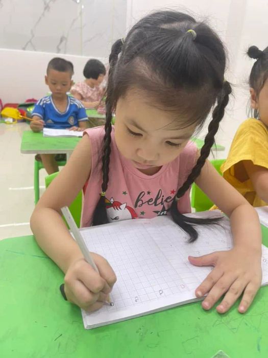 Hình ảnh minh họa không gian luyện chữ tại Trung tâm Nghiện Chữ