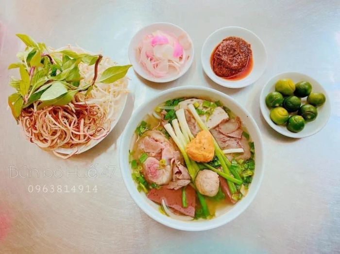 Hình ảnh không gian ấm cúng tại quán Bún bò huế 47