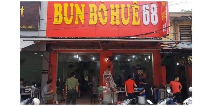 Hình ảnh tô bún bò Huế 68 với nước dùng sánh đỏ đặc trưng