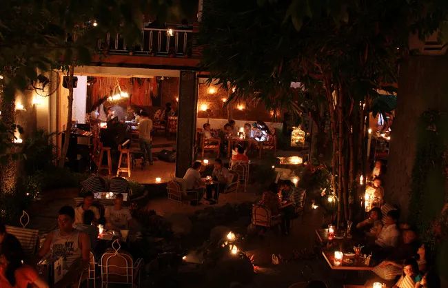 Nến Café nằm trong danh sách Top 10 quán cà phê đẹp nhất quận Phú Nhuận, TP. Hồ Chí Minh.