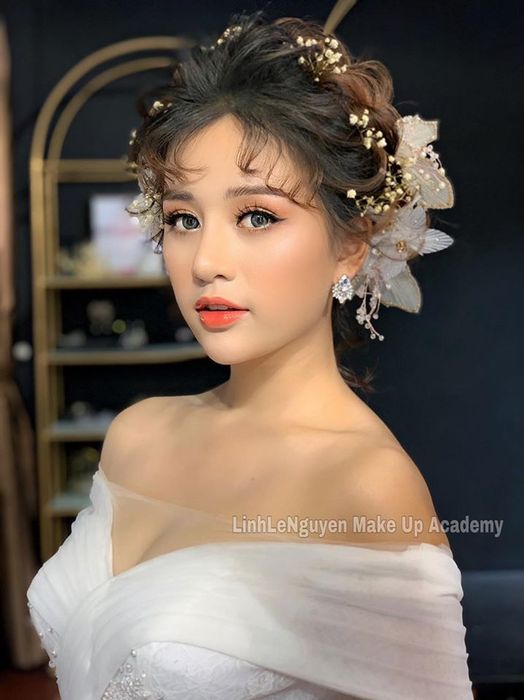 Hình ảnh phong cách trang điểm đặc trưng của Linh Lê Nguyễn