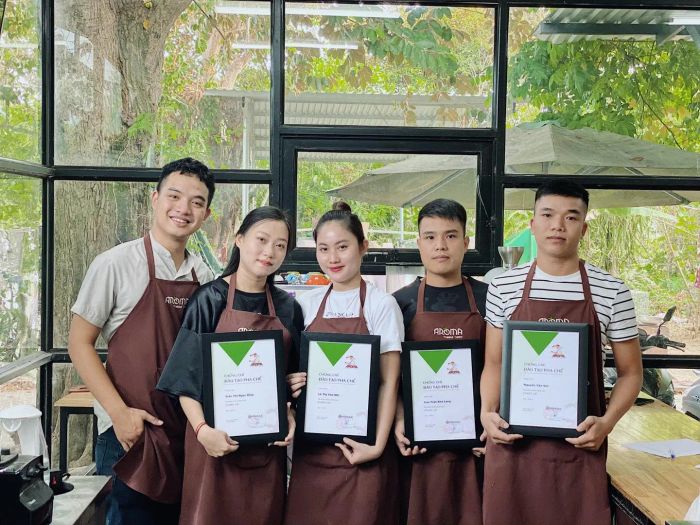 Học viên thực hành pha chế chuyên nghiệp tại AROMA - Ảnh 2