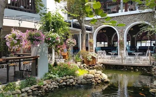 Miền Đồng Thảo Café là một trong Top 10 quán cà phê đẹp nhất quận Phú Nhuận, TP. Hồ Chí Minh.