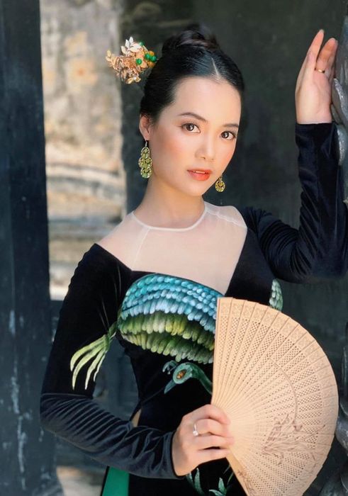 Hình ảnh phong cách trang điểm cô dâu đặc trưng của Bom Hồ