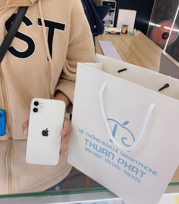 Không gian trưng bày sản phẩm hiện đại tại Thuận Phát iPhone