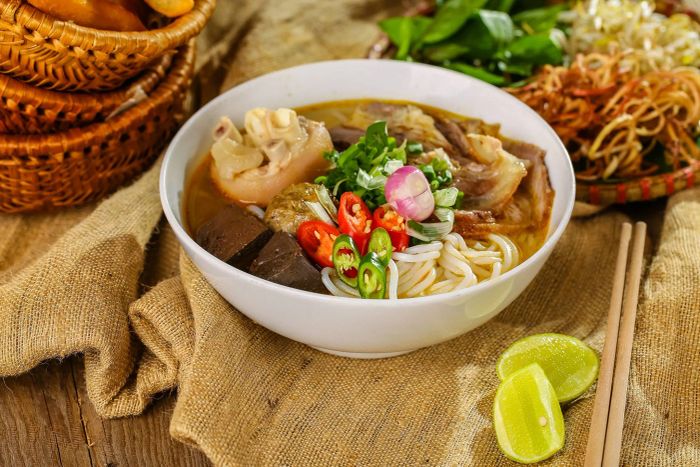 Hình ảnh tô bún bò Huế O Xuân với nước dùng sánh vàng hấp dẫn