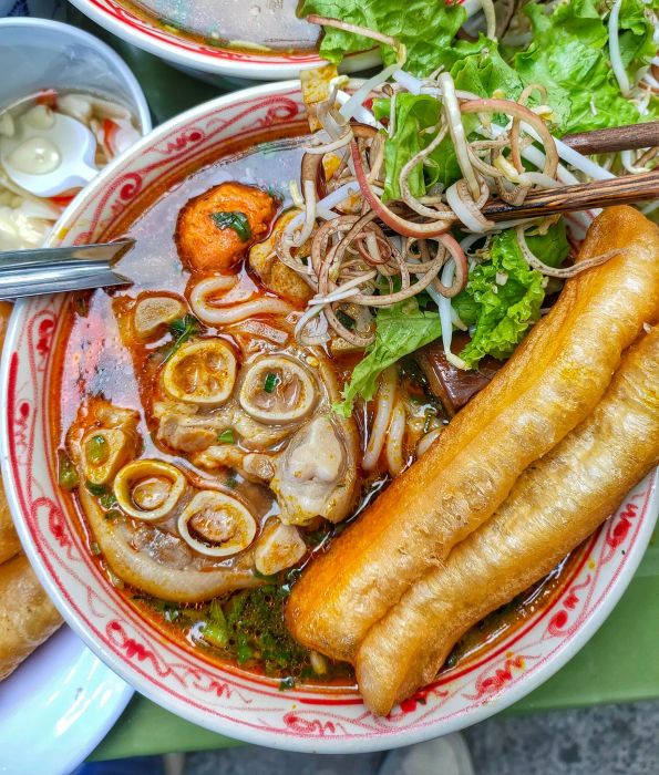 Hình ảnh tô bún bò Huế thơm ngon tại HOVI