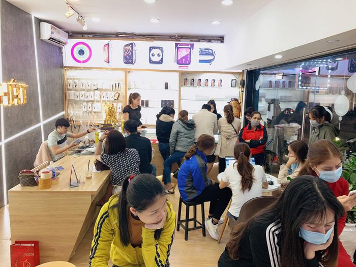 Đội ngũ nhân viên tư vấn chuyên nghiệp tại Thuận Phát iPhone