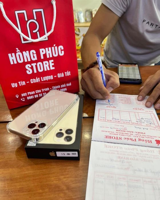 Đội ngũ nhân viên tư vấn tại Hồng Phúc Store