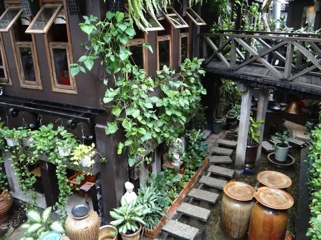 Trầm Café nằm trong danh sách Top 10 quán cà phê đẹp nhất quận Phú Nhuận, TP Hồ Chí Minh.
