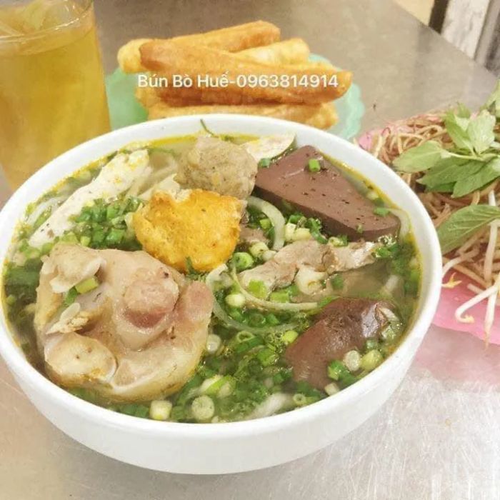 Hình ảnh tô bún bò Huế đặc trưng tại quán số 47