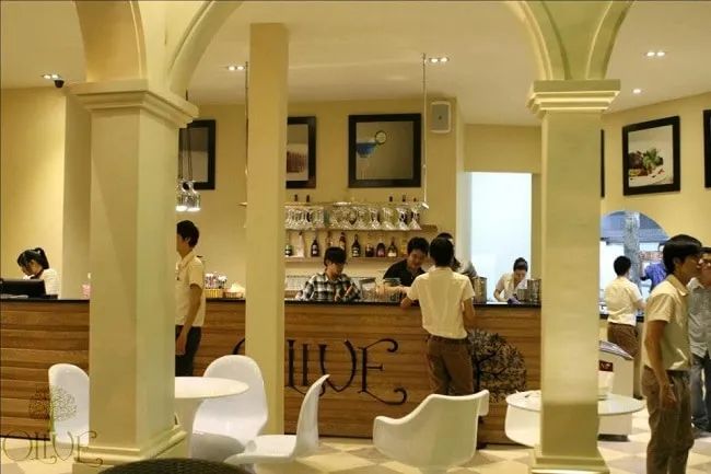Olive Café là một trong những quán cà phê đẹp nhất tại quận Phú Nhuận, TP. Hồ Chí Minh, được yêu thích bởi vẻ đẹp tinh tế và không gian sang trọng.