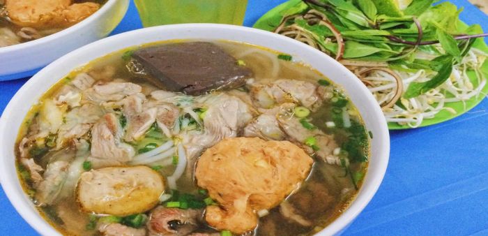 Hình ảnh tô bún bò Huế thơm ngon tại Huy Béo