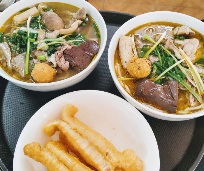 Hình ảnh tô bún bò Huế 3T với nước dùng sánh đỏ hấp dẫn