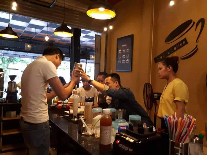 Học viên thực hành pha chế tại 2N Center Huế - Ảnh 2
