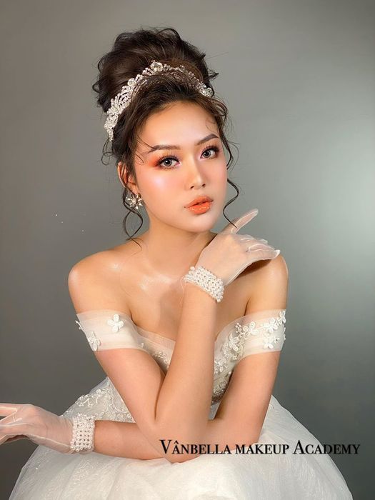 Hình ảnh phong cách trang điểm cô dâu đặc trưng của Vân Bella