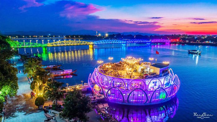 Nhà Hàng Sông Hương - Kiến trúc bông sen nổi giữa dòng Hương Giang