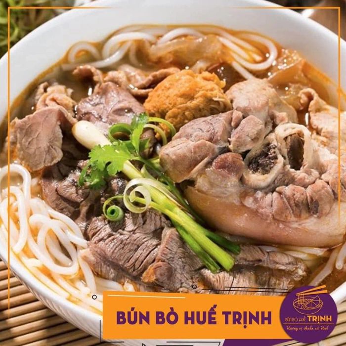 Hình ảnh không gian sang trọng tại quán TRỊNH