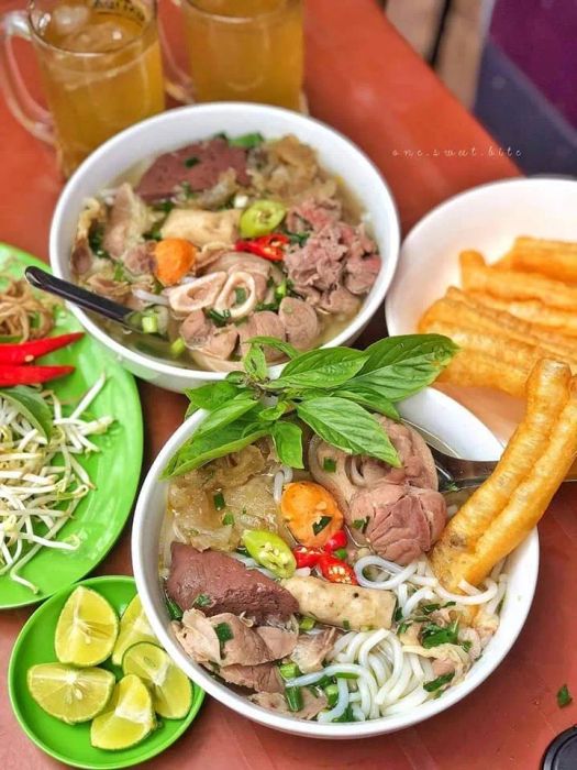 Hình ảnh tô bún bò Huế 3T với đầy đủ topping hấp dẫn